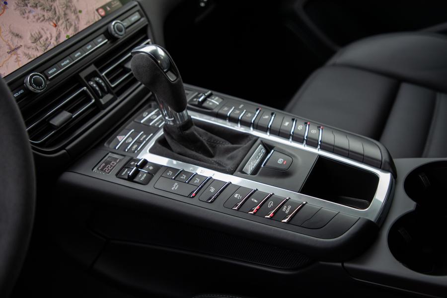 Детали интерьера Porsche Macan Turbo (95B) 2019 года  (WW) (фото 20 из 45)